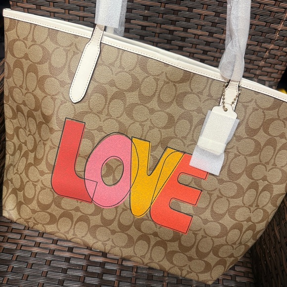 COACH City Tote In Signature Canvas With Love Print c2810 - Picture 1 of 11
